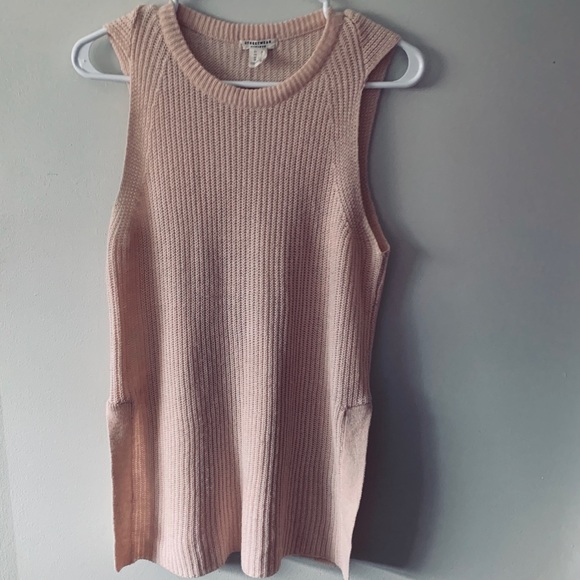 Knitted sleeveless street wear  top - Picture 2 of 5